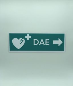 panneau de signalisation qui indique que le DAE ou défibrillateur est à droite