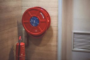 extincteur et un robinet d’incendie armé (RIA) dans une pièce