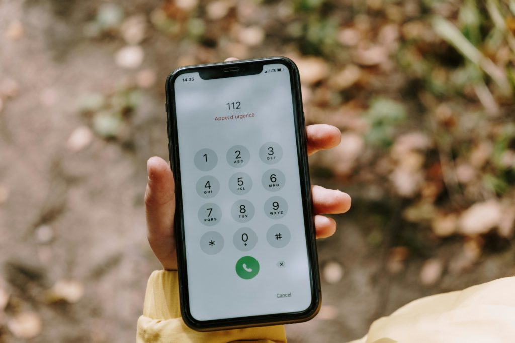 téléphone qui appelle les urgences